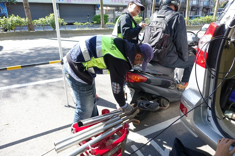 路邊稽查攔檢機車。 圖：桃園市環保局提供