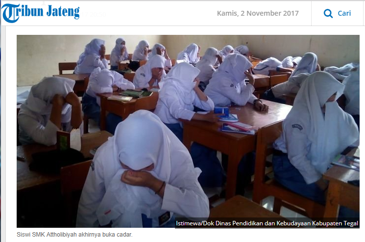 印尼當地教育單位1日表示，「Attholibiyah」高中的50名女學生已經摘下全罩式面紗了。 圖：翻攝Tribun news/Istimewa/Dok Dinas Pendidikan dan Kebudayaan Kabupaten Tegal