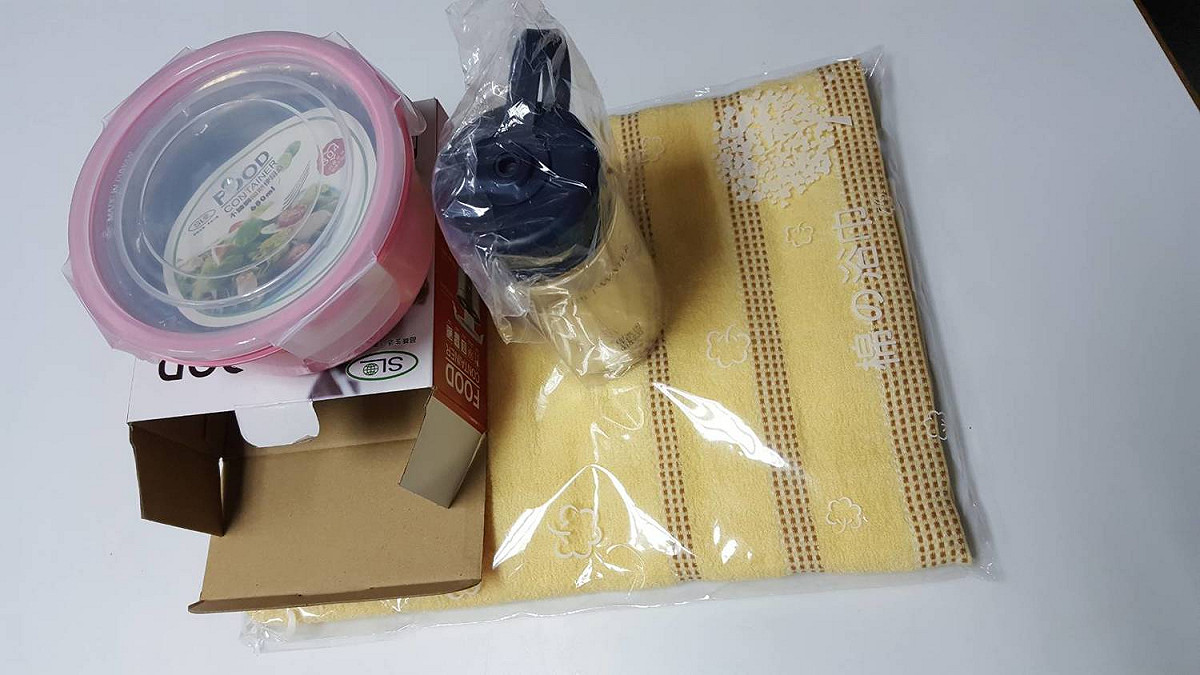 北市府將寄出贈品包括水壺、毛巾、便當盒，價值約500元。 圖：台北市社會局 / 提供