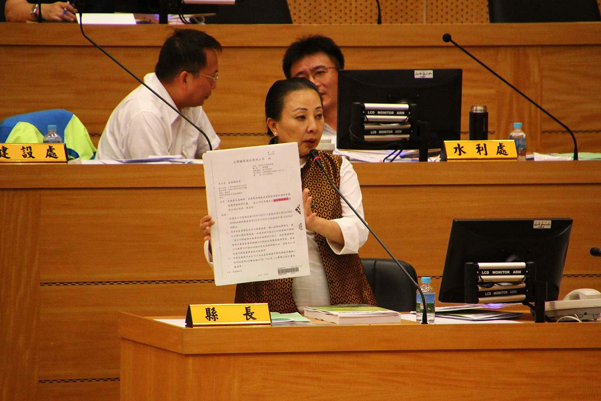 嘉義縣長張花冠今天在議會出示台糖公函，指陳明文在立法院抹黑嘉義縣政府。 嘉義縣政府/提供