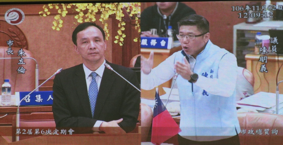 國民黨新北市議員陳明義希望新北市府以國台辦模式，設立新北市駐北京辦事處、駐港澳辦事處；朱立倫回覆「這是可以討論的方向」，願意積極研議。 圖：王峻昌/攝