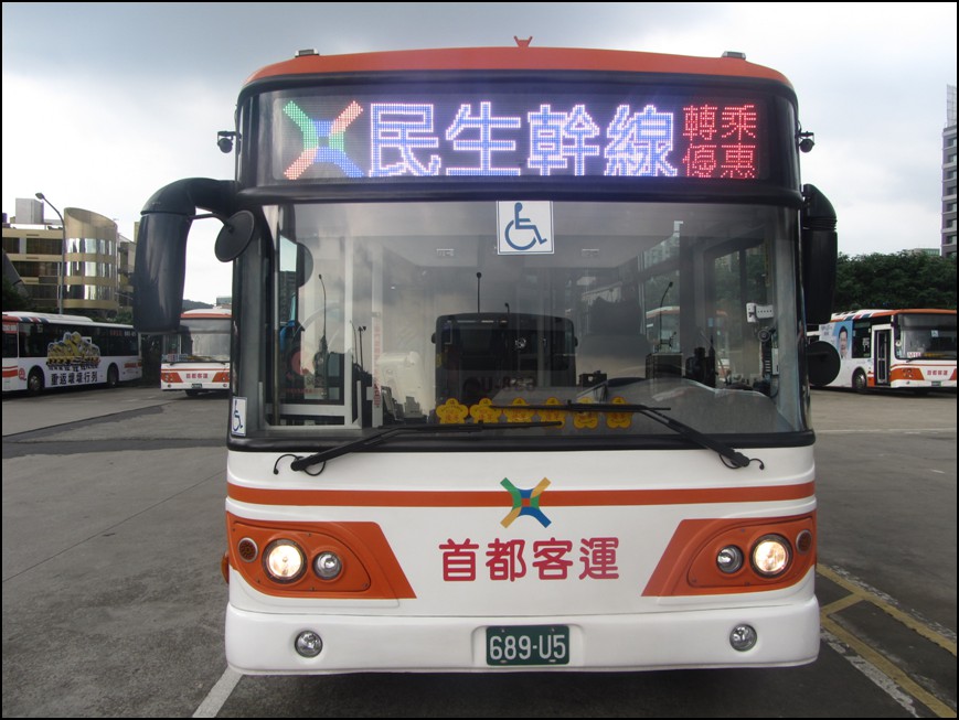 台北市今年7月推出「類捷運」5條幹線公車，成效良好，預計明年上半年再推出11條幹線。圖為民生幹線公車。 圖：台北市交通局 / 提供