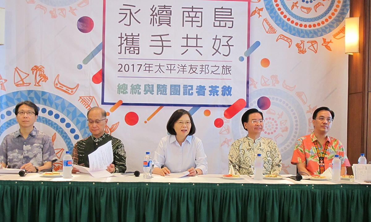 總統蔡英文今(2)日參訪索羅門群島與隨行媒體採訪團茶敘表示，獵雷艦一案的政策交由海軍專業評估。 圖：林朝億/攝