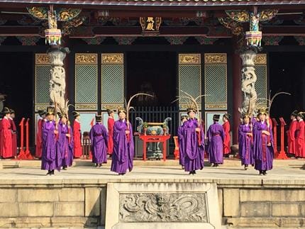 台北孔廟雅樂舞志工於大成殿前展演。 圖：台北孔廟/提供