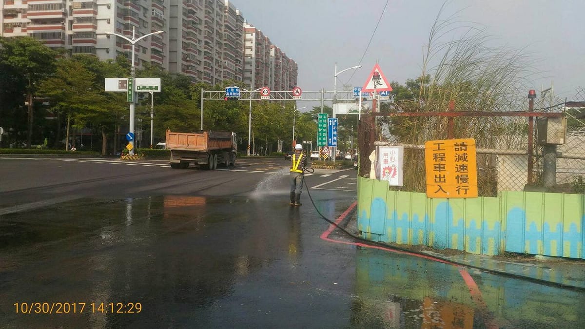 面對嚴峻的空屋考驗，高雄市環保局祭出相關規定與處理辦法應對，如加強灑水頻率、加強街道洗掃等來控制空氣品質。 圖：翻攝自高雄市政府環保局臉書