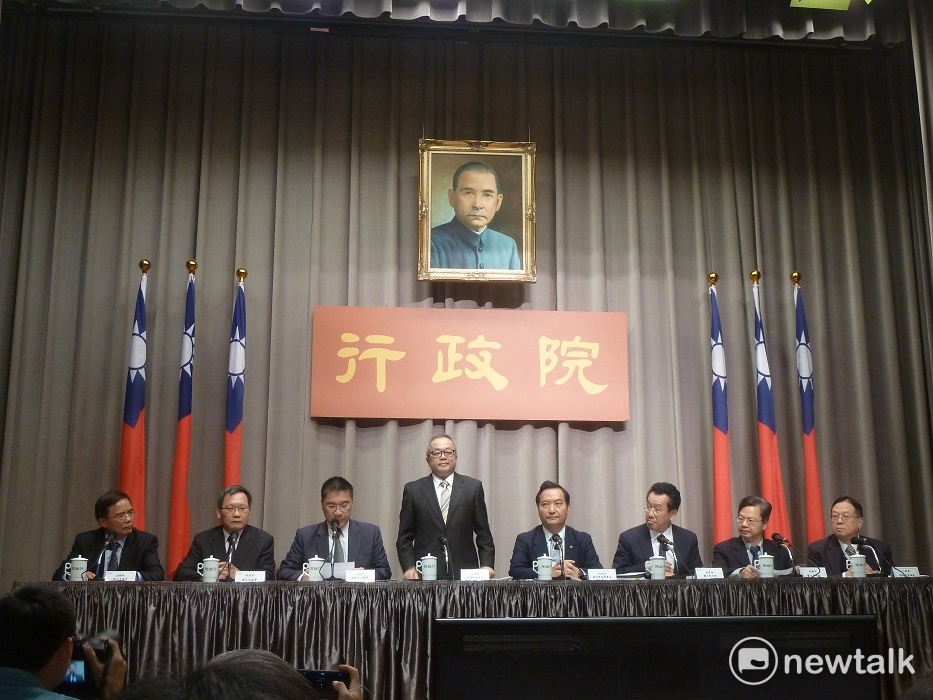 行政院今（2）天下午召開記者會說明慶富案的調查結果，站立者為副院長施俊吉。 圖：謝莉慧/攝