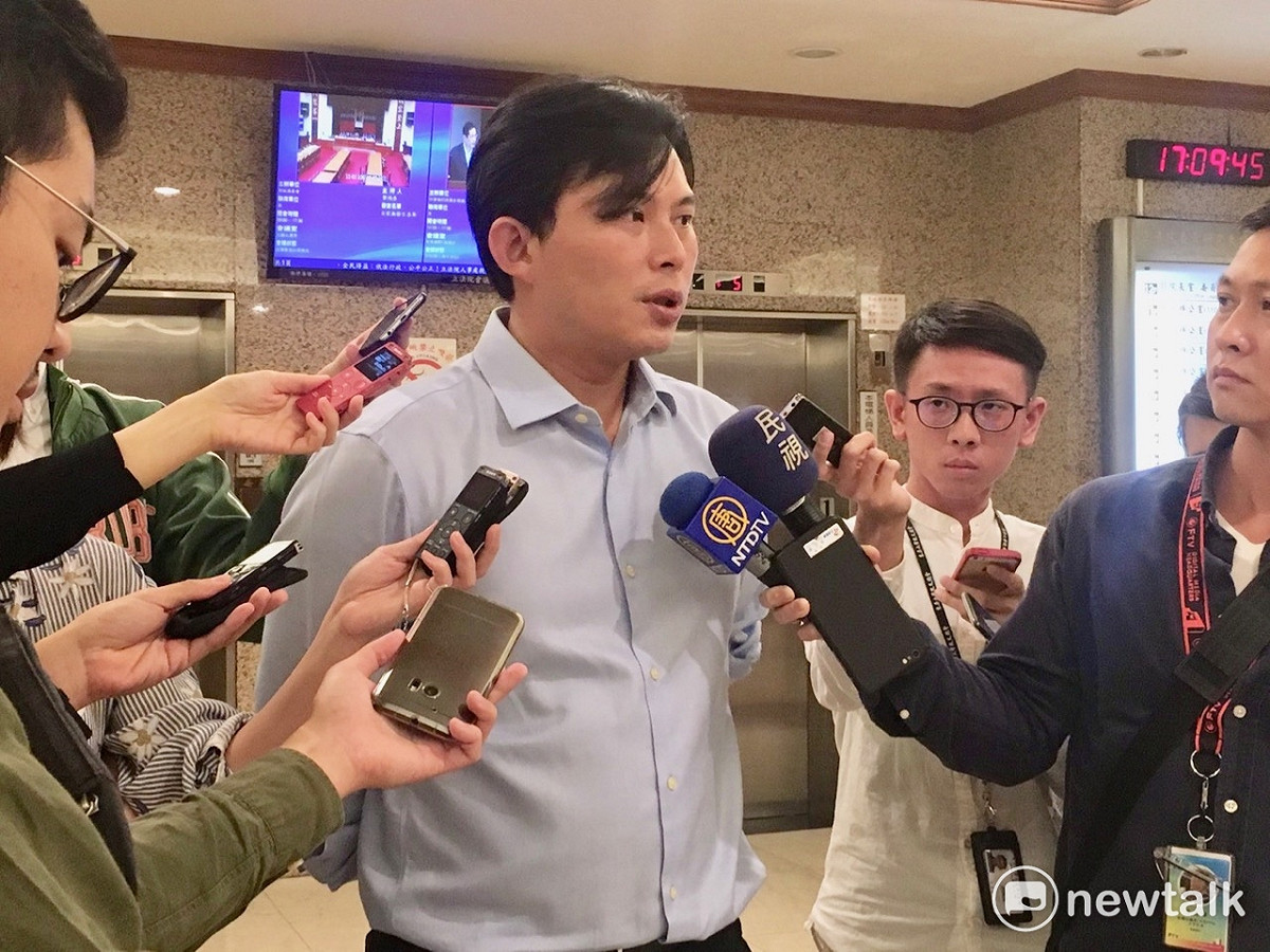 時代力量立委黃國昌今（2）日表示，前總統馬英九以密件方式函轉行政院，要求協助慶富造船公司聯貸，造成的壓力非常清楚，「這件事只有馬英九自己可以回答。」 圖：趙婉淳/攝（資料照片）