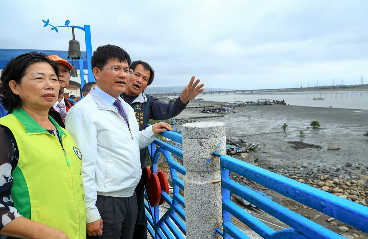 林佳龍表示市府重金編列5000萬元預算，將分兩期工程改善漁港周邊景觀。 圖：台中市政府/提供