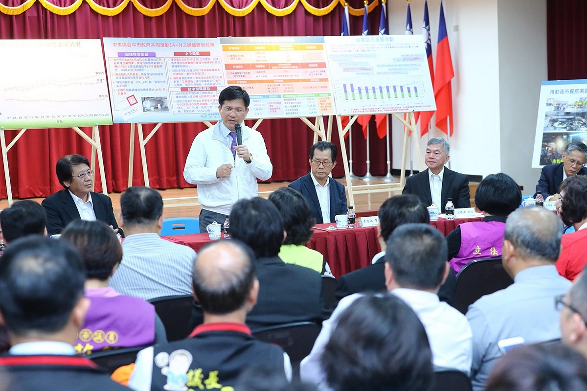 今(2)日台中市長林佳龍陪同經濟部長沈榮津及環保署長李應元前往台中火力發電廠視察，林佳龍表示，感謝中央各部會支持政策，得以讓台中是空汙問題獲得改善。 圖：台中市政府/提供