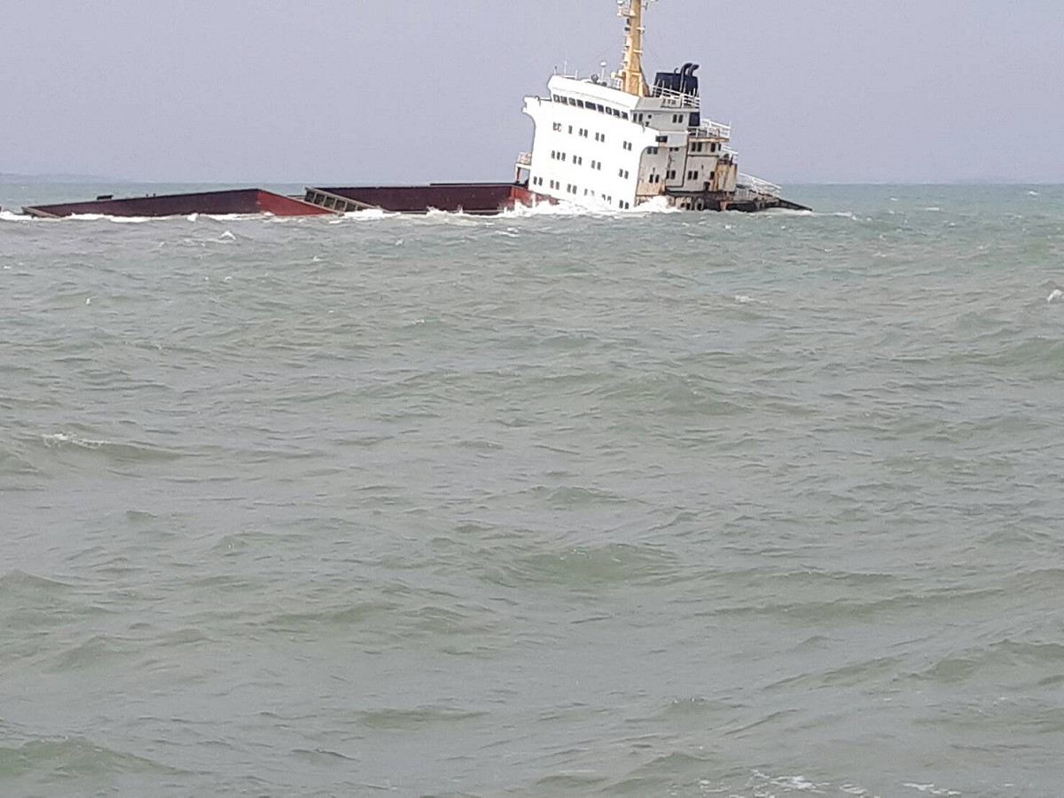 大陸籍「泉海88」砂石船擱淺情形，至今已擱淺半個月卻尚未脫淺。 圖：交通部航港局/提供
