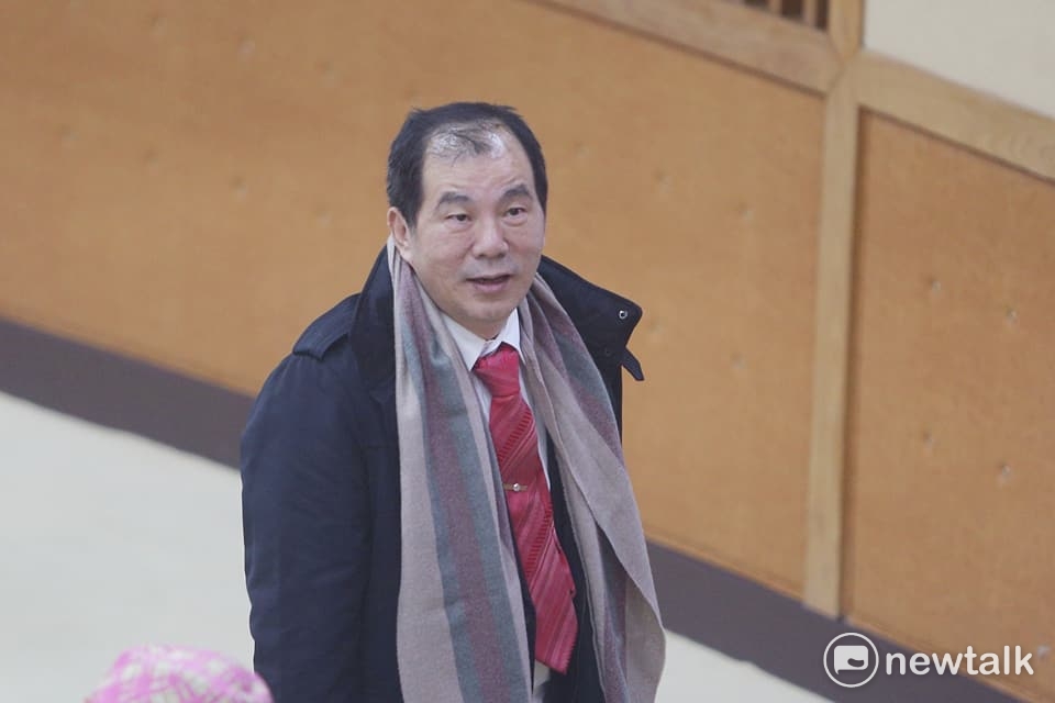周勝考下午現身新北市議會報到，頭髮已剪短且整理得很整齊，與交保時的狼狽模樣判若兩人。 圖：王峻昌/攝影