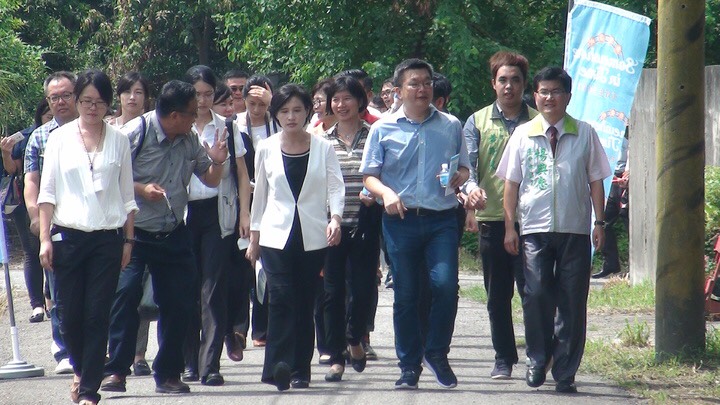 蔡其昌(前排右二）認為鄭麗君（前排中）不可能私相授受。  蔡其昌辦公室/提供