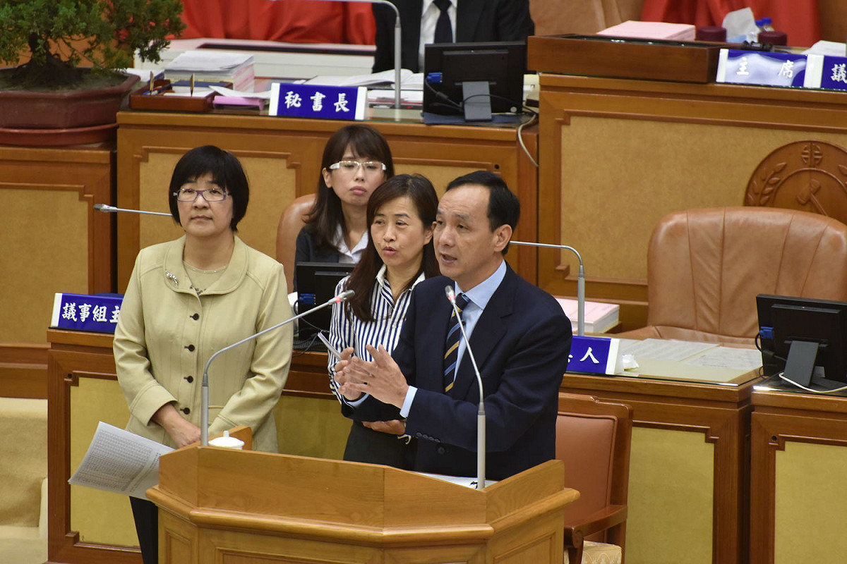 新北市長朱立倫在市議會答詢表示，淡海輕軌綠山線將於明年底完工通車，市府將繼續研議八里延伸線，儘快提報中央審議。 圖：王峻昌/攝