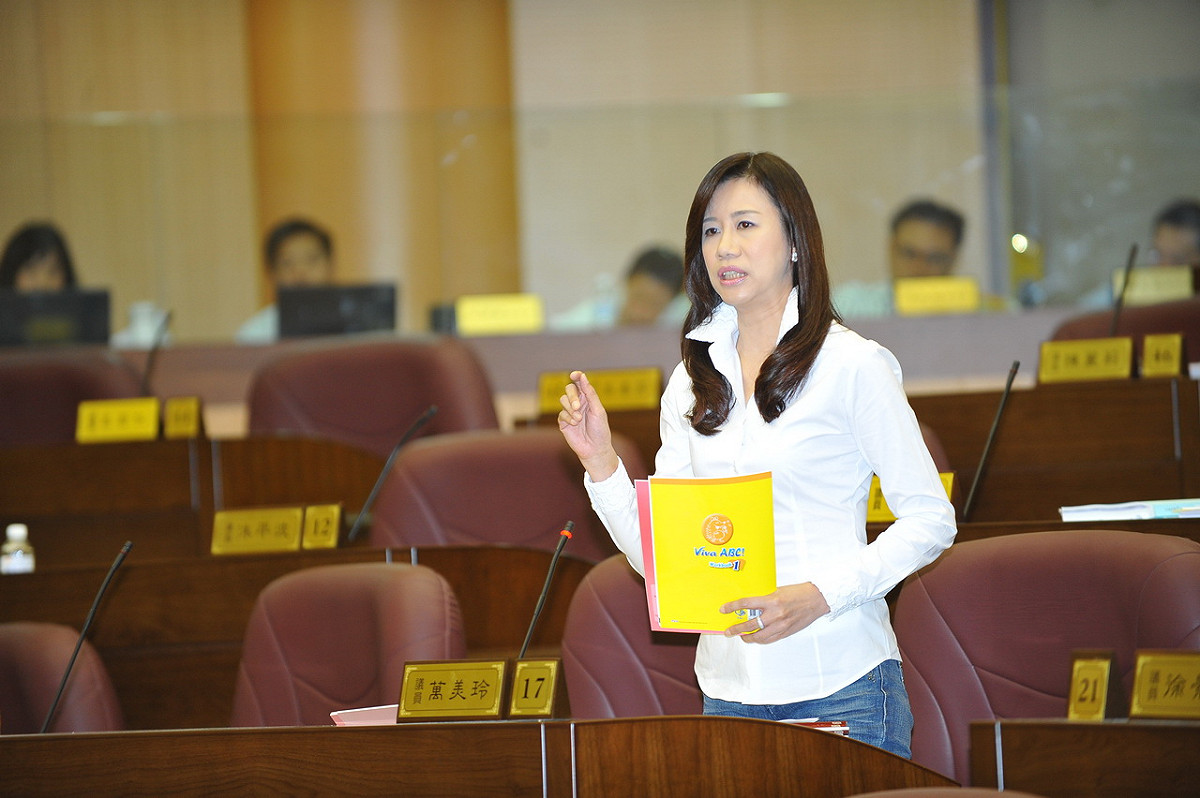 桃園市議員萬美玲今(3)日總質詢提出市立高中特教資源不足問題，教育局長高安邦表示，明年將補足3名特教老師員額。 圖：桃園市議會/提供