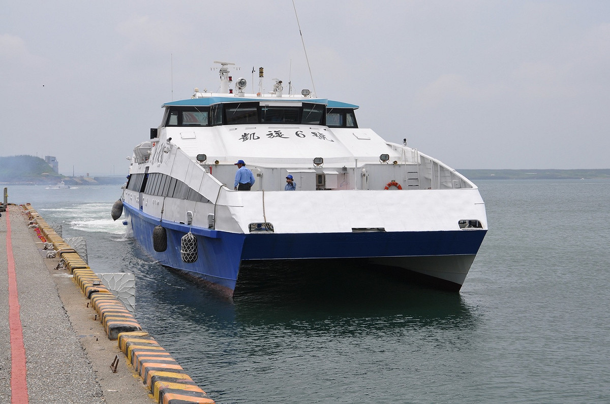 寒流來襲，交通部航港局呼籲搭乘船舶的旅客務必加強低溫防護保暖措施，也請各國內際商港、國商港、離島、島際交通船、小三通及遊艇業者加強因應措施，隨時留意寒流及風浪的情況，以維護安全。 圖:澎湖縣政府/提供