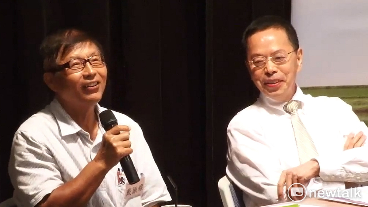 圖說：（左起）戴振耀、李金龍出席2013年8月民進黨智庫新境界文教基金會舉辦的「8年執政研討會」。 照片來源：戴振耀提供