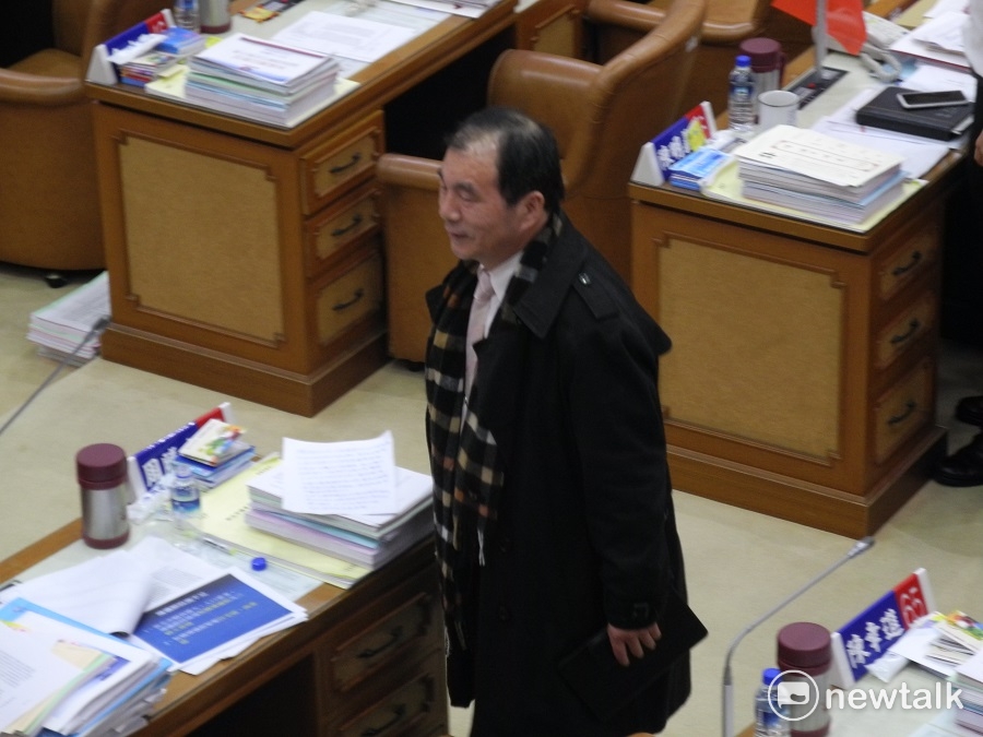 新北市議員周勝考因遠雄弊案，剛在上月31日交保，今天到市議會進行交保後的首度質詢。 圖：王峻昌/攝