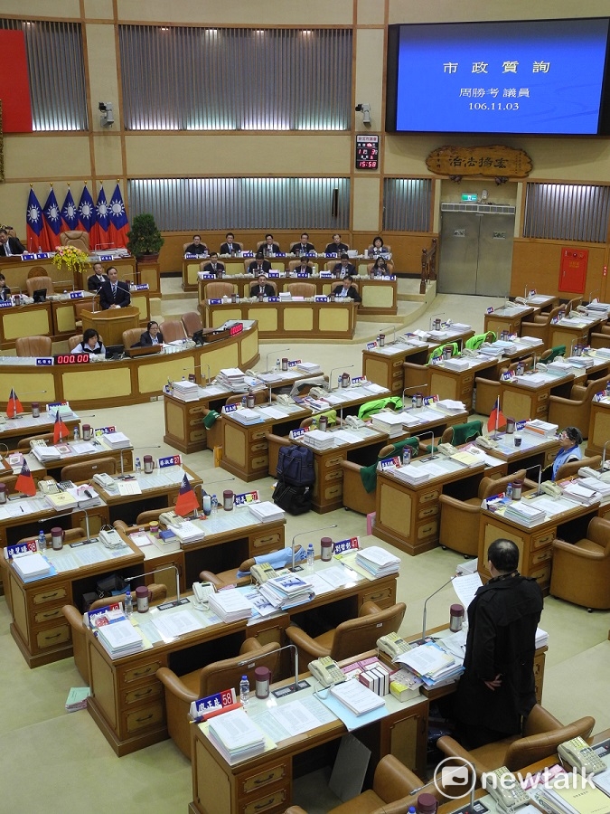 新北市議員周勝考今天出席市政總質詢，向市長朱立倫抗議板橋殯儀館擴建的規劃。 圖：王峻昌/攝