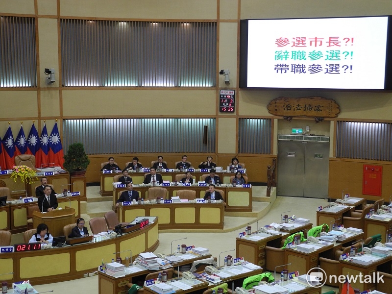 國民黨新北市議員陳明義在市政總質詢，要求副市長侯友宜直接宣布參選新北市長，且帶職參選，不用辭職參選，「否則這7年副市長不就做白工了？」 圖：王峻昌/攝