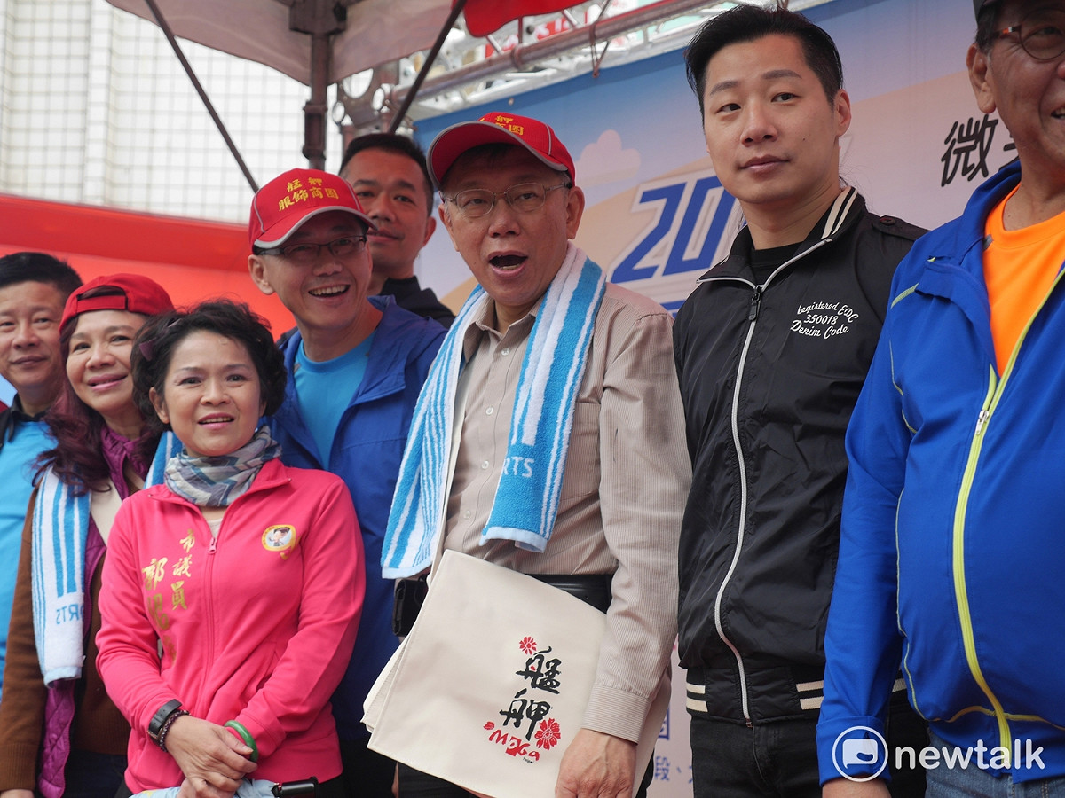 柯文哲上午參加MIT艋舺商圈健走活動，宣傳台灣成衣批發產業，隨後步行到商圈轉型示範店家進行參訪。 圖：趙婉淳／攝