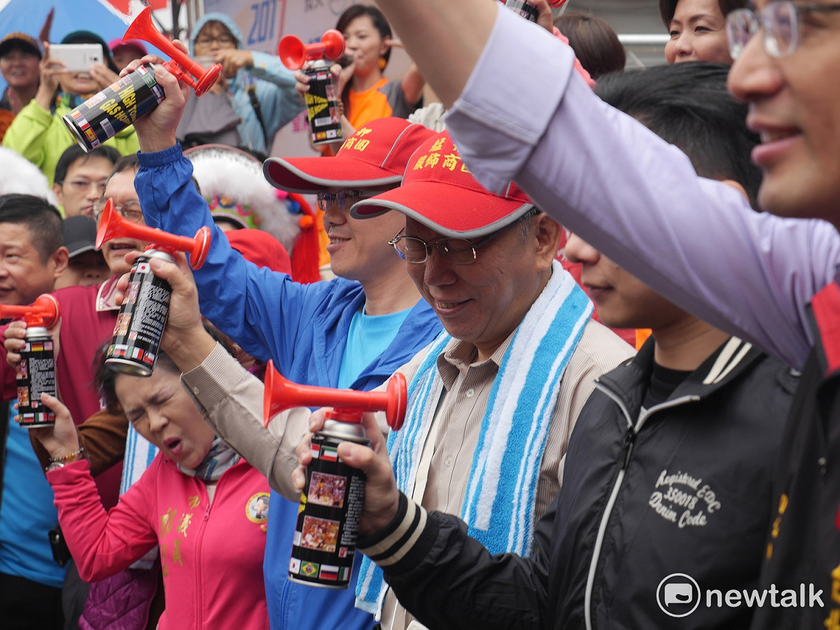 柯文哲與林昶佐等人共同鳴笛為活動拉開序幕。 圖：趙婉淳／攝