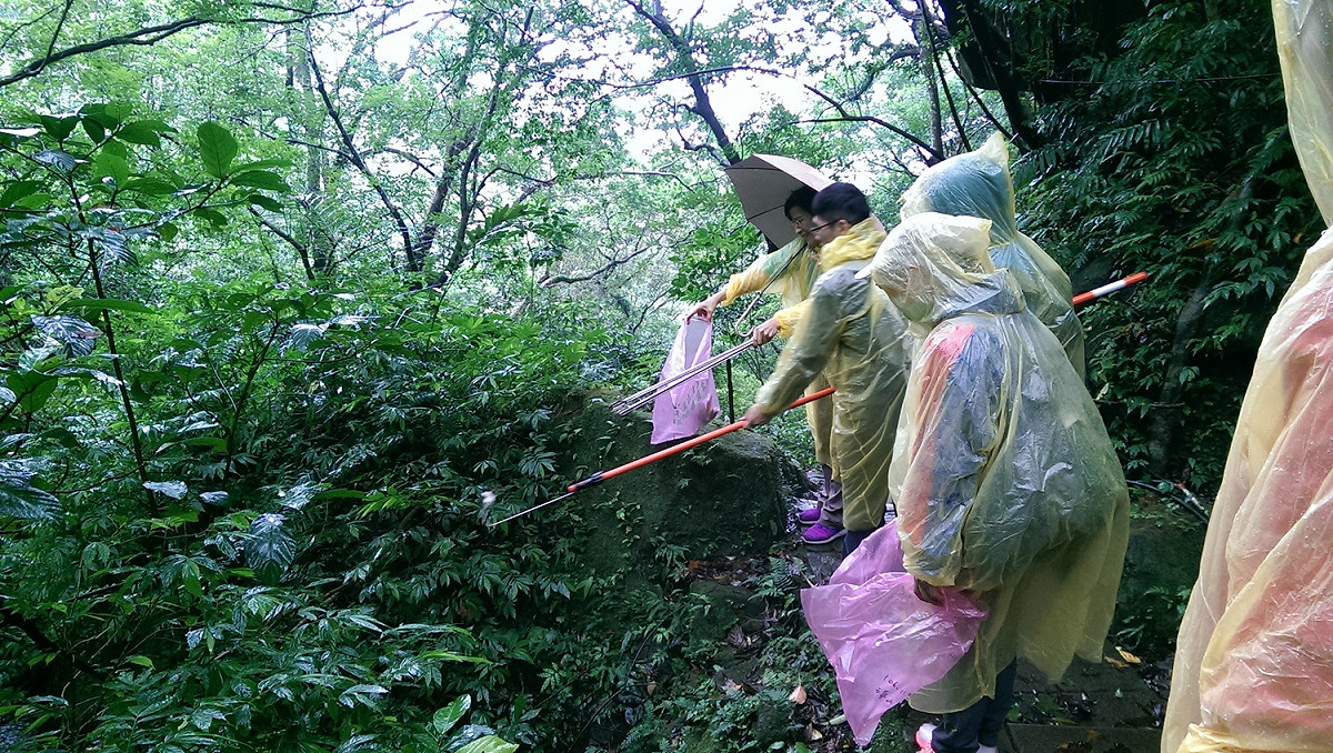 新北市政府觀旅局今日（4）號召百名志工的參與新北市平溪區淨山活動。深入平溪三條步道,頂著寒風與細雨，清出十餘袋垃圾「滿載而歸」，還給當地潔淨的自然步道！ 圖：新北市政府提供