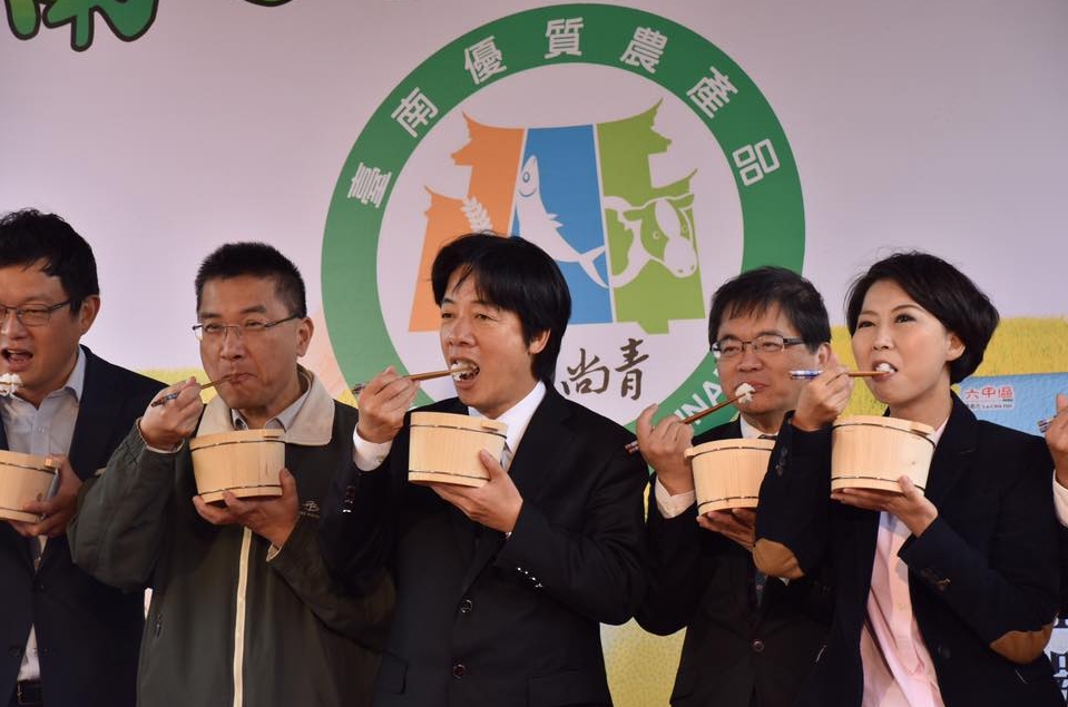 賴清德與來賓共同掀開木製飯桶蓋進行「開飯儀式」。 圖：取自新北好農情(新北市農會)臉書