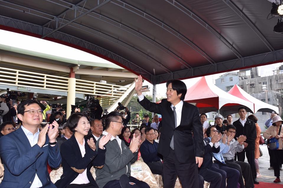 賴清德與現場參展攤商及民眾熱情互動。 圖：取自新北好農情(新北市農會)臉書