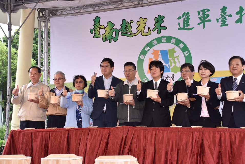 賴清德與來賓共同掀開木製飯桶蓋進行「開飯儀式」。 圖：取自新北好農情(新北市農會)臉書