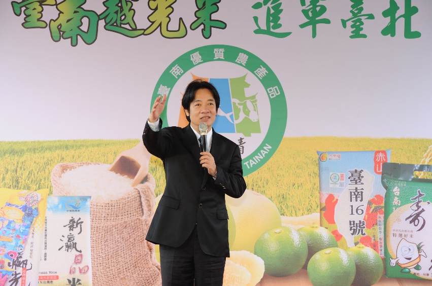 賴清德大讚台南越光米。 圖：行政院/提供