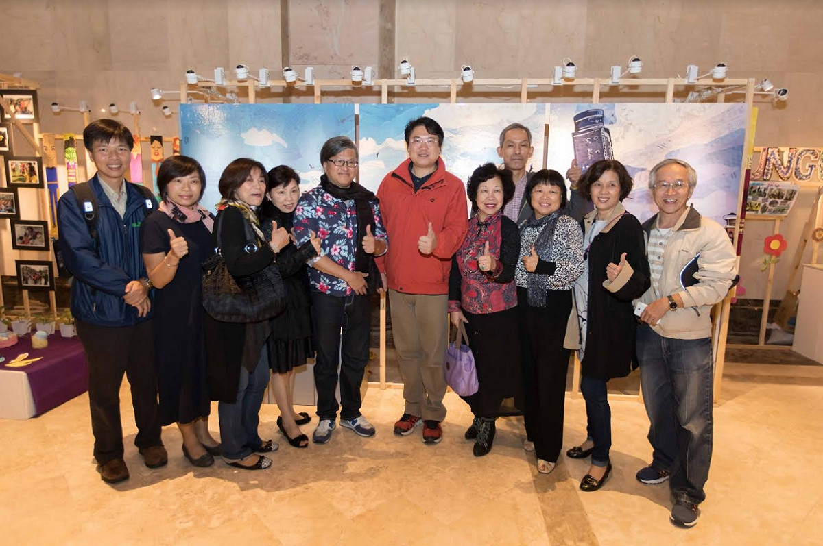 基隆市社區營造聯合成果展在基隆文化中心大廳登場，林右昌與成員合影。 圖：基隆市政府/提供