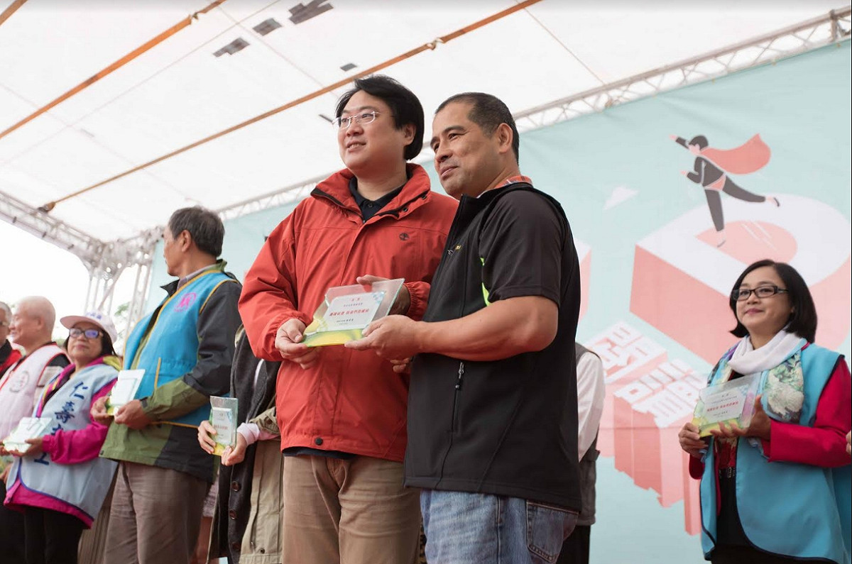 林右昌在基隆市社區營造聯合成果展頒獎給有功人員。 圖：基隆市政府/提供