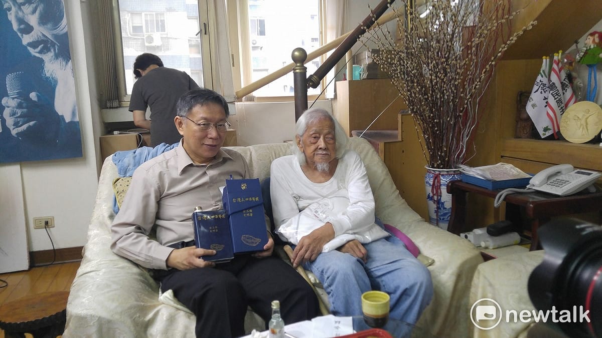 史明將於本月9日迎接百歲大壽，台北市長柯文哲今（4）天提前拜訪史明，為其祝壽。 圖：翻拍自史明臉書
