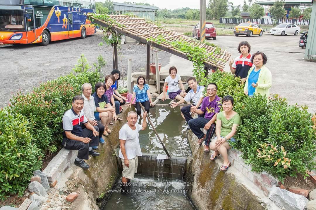 中壢區小旅行主打客家主題的將帶遊客品嘗劉家老厝麻糬、造訪鄉間小徑上懷舊的大伯公、浣衣池，還可以到羊世界教學牧場了解羊咩咩的日常生活，品嘗當地社區獨有的風味餐點。 圖：桃園市農業局提供