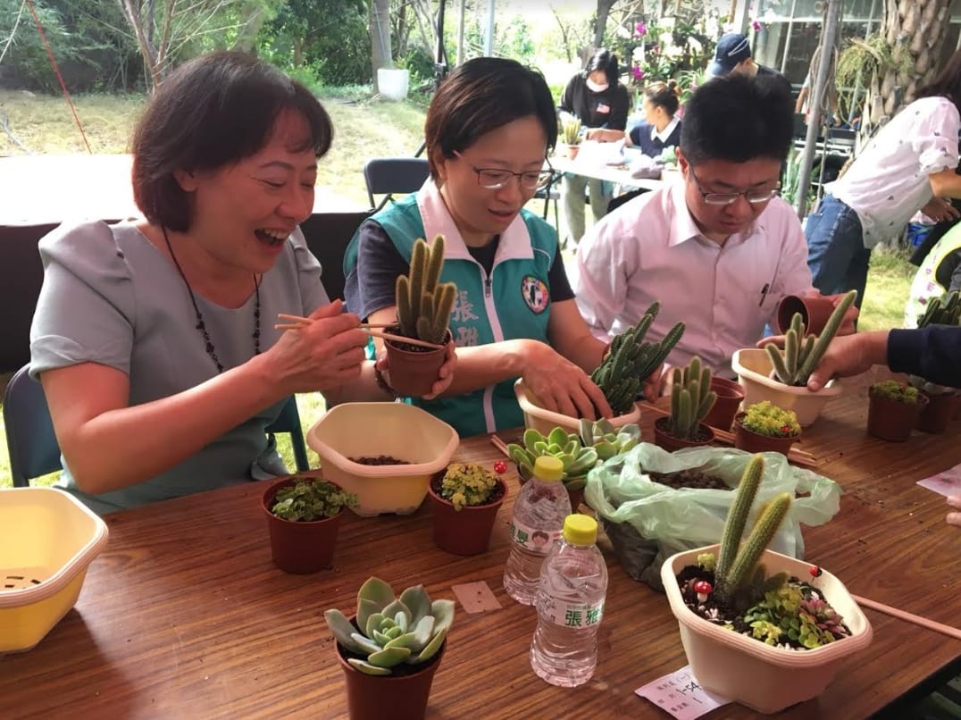 廖婉如(左)陪同長輩們組盆栽，鼓勵長輩親近園藝，適當紓壓。 圖：台中市政府/提供（資料照片）