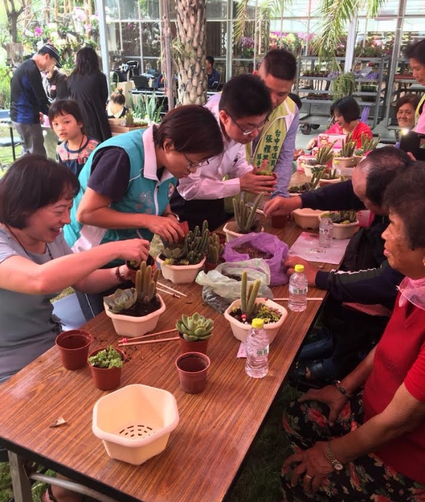 台灣城鄉培力發展協會今(4)日於潭子區潭子觀光蘭園舉辦「DIY花園~療癒系植栽銀髮藝起來」長輩體驗多肉園藝活動。 圖：台中市政府/提供