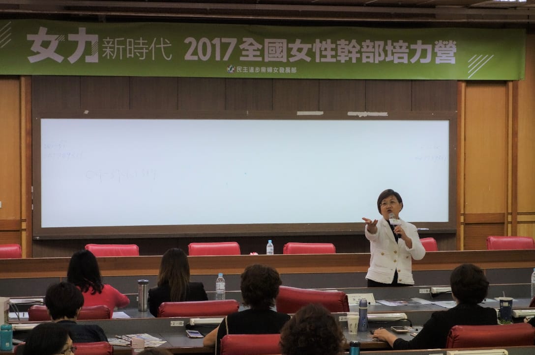 「台灣好政」由民進黨副秘書長徐佳青介紹民進黨執政一年半以來所推動的重大施政。 圖：民進黨婦女部/提供