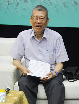 第九屆國家文藝獎得獎理由寫道：鄭清文的作品「常鼓勵人在困境中的奮鬥，高揚生命的普世價值；剖析人性，細膩幽微、蘊藉深刻，深合清淡悠遠的藝術理想」，是一位具有強烈社會意識，堅持鄉土關懷的作家。 圖：中央社/提供