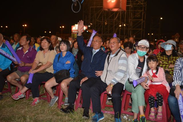 國民黨籍前高雄縣議長許福森在造勢晚會台下為劉世芳加油。 圖：劉世芳服務處提供