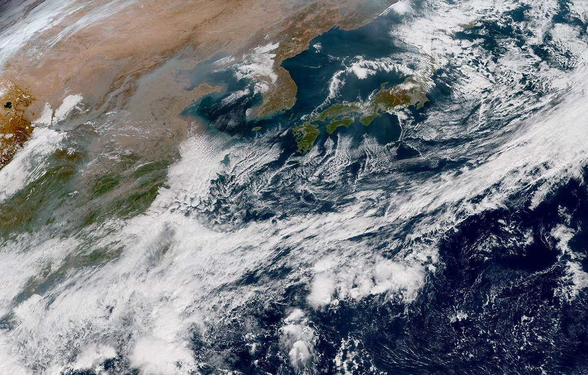 中國霾害四處飄溢，可以看到華北、東北一帶都灰矇矇的，連帶韓國也遭殃，不過因為高壓出海的關係，風向轉為偏東風，這些汙染物並不會移到台灣，中南部的髒空氣還是以自產自銷為主。 圖：《台灣颱風論壇》提供