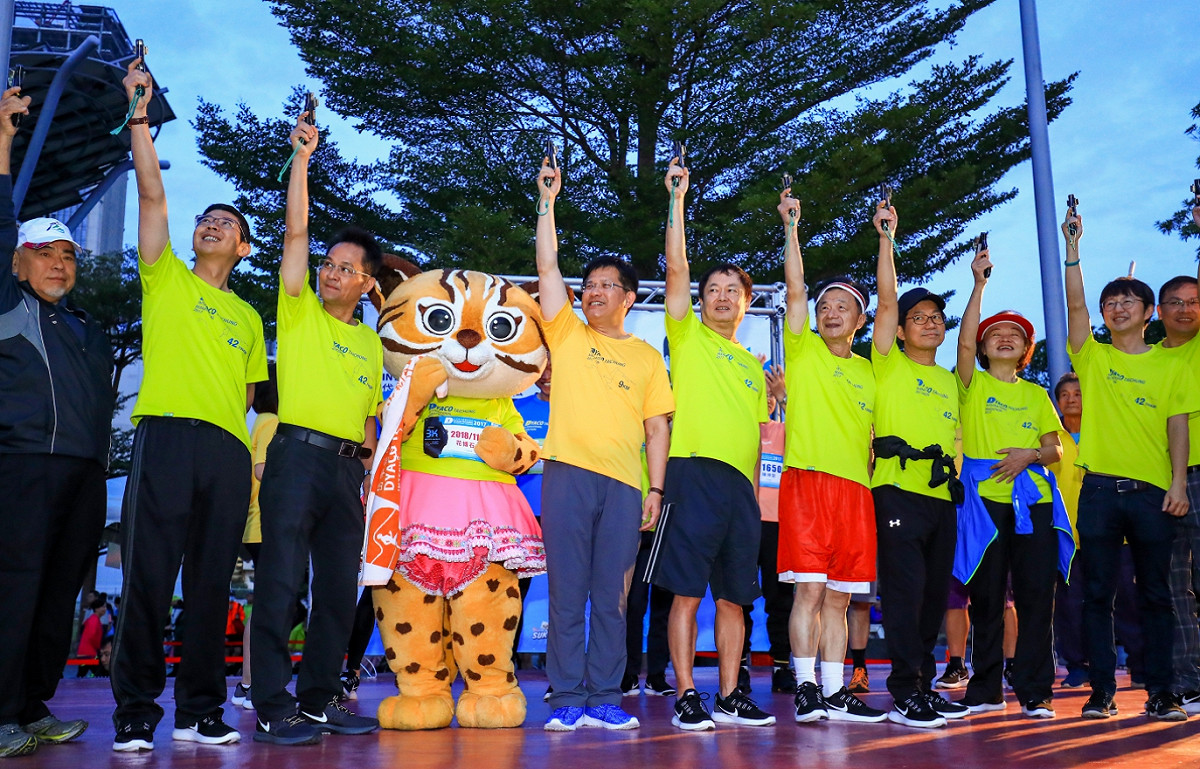 台中市長林佳龍帶頭鳴槍。 圖：台中市政府/提供