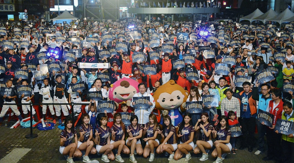 鄭文燦宣布桃園市政府明（107）年已編列9,700萬元預算，要在Lamigo桃猿隊的主場桃園國際棒球場，更新施作LED記分板。 圖：取自桃園事臉書
