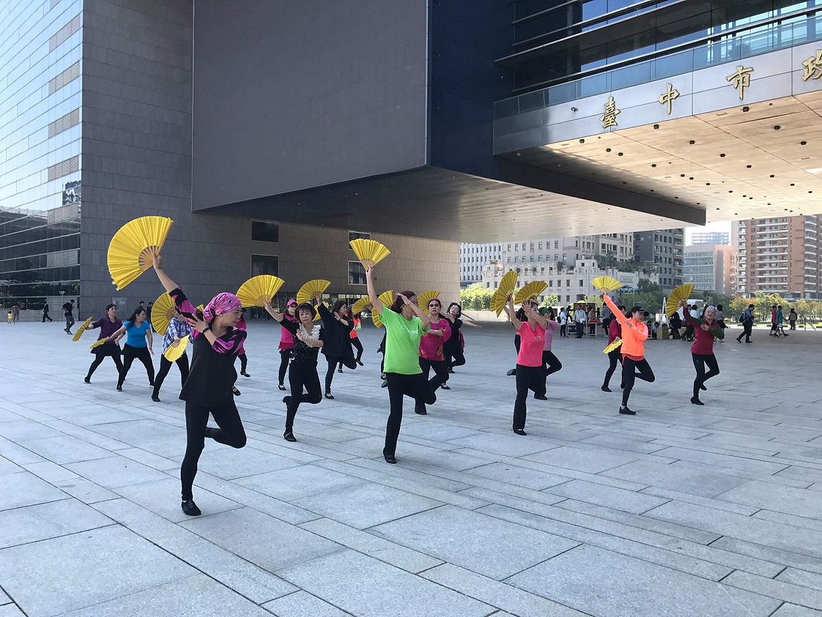 「 魏瑞蓉舞團-愛在每個角落」是一群好可愛的女子團體，她們之中有退休的老師、公務員、董娘、里長夫人、老闆娘、社工、法官、律師、單親媽媽及癌症病友，得在工作、家庭之餘，挪出時間不停練習，甚至連音樂都是專門的作詞作曲。 圖：翻攝自2017台中國際踩舞祭FB