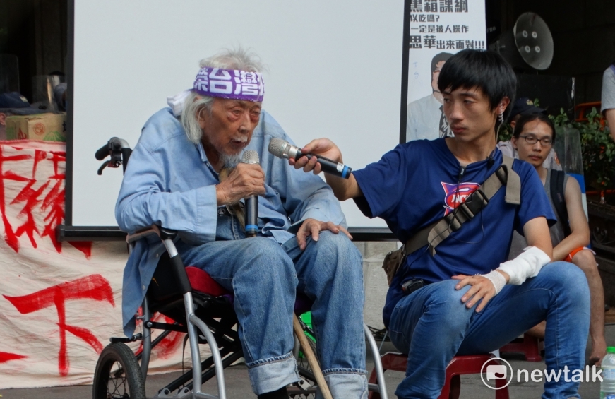 史明在大陸的經歷也很特別，他曾經出任共軍俘擄收編二百多位台灣兵的代理隊長和政治教員，因為看到台籍國軍被共產黨俘擄後被分化、利用，於是決定脫隊離開青島回到台灣。 圖：邱萬興/攝（資料照片）