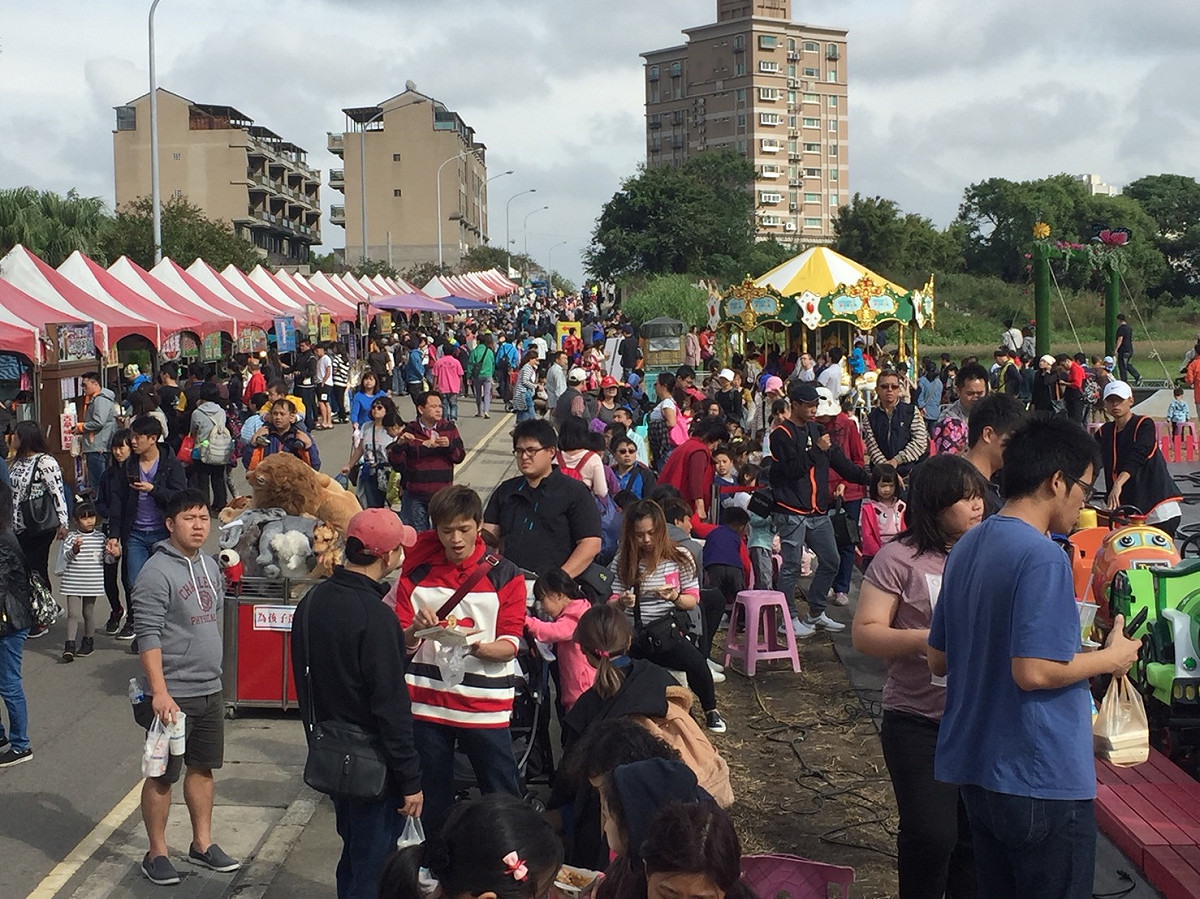 桃園花彩節於上月28日正式在楊梅登場，而自本周六(4日)再開四個展區，中壢主場、蘆竹主場、平鎮副場及圓光寺副場，同時間五區齊放，吸引大批遊客前來賞花，圖為中壢主場遊客盛況。 圖：桃園市農業局提供