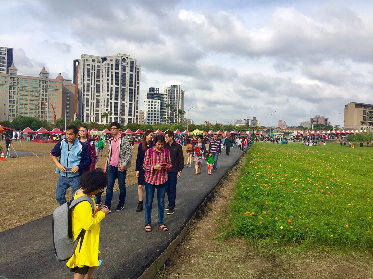 乘著楊梅花區好評不斷，民眾湧現各個花區，本周末兩日時間，計五場區月29萬7千餘遊客湧入，圖為中壢主場。 圖：桃園市農業局提供