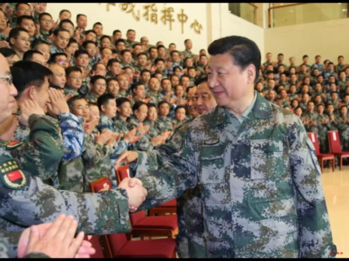 習近平3日一身戎裝，視察軍委聯合作戰指揮中心，帶領軍委一班人研究軍委聯指中心建設情況，同駐守邊防海防的有關任務部隊官兵通話，通過視頻察看了駐吉布地保障基地，聽取了全軍練兵備戰工作彙報，並發表講話。
　 圖：翻攝自Youtube