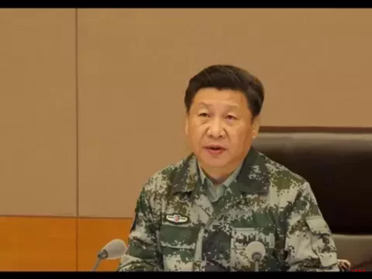 《意見》強調，要從政治上、思想上、組織上、制度上、作風上爲貫徹「軍委主席負責制」提供堅強保證，「確保全軍絕對忠誠、絕對純潔、絕對可靠，堅決聽習主席指揮、對習主席負責、讓習主席放心」。 圖：翻攝自Youtube