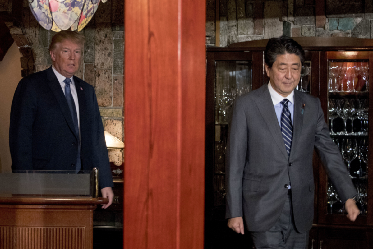 美國總統川普（左）今天與日本首相安倍晉三（右）通話，同意在川普與北韓領導人金正恩會面前先舉行「川安會」，並確認北韓須「完全且永久」撤除「核武、生化武器及彈道飛彈計畫」。 圖：達志影像/美聯社（資料照片）
