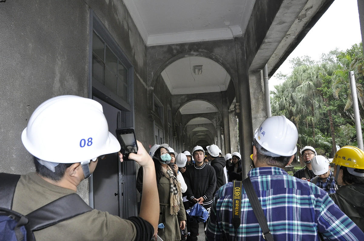 日式台北機廠建築，其中充滿技術與美感，透過歷史現場的導覽，年輕人開始理解不熟悉的世代文化。 圖:陳香蘭／攝